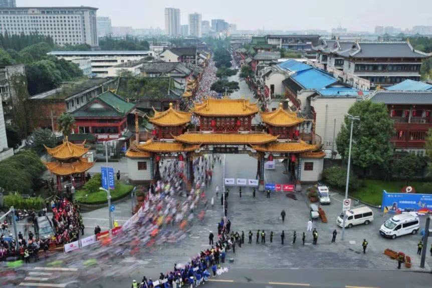 国内首个大满贯候选赛事 2019东风日产成都马拉松开跑(图5) 国内首个大满贯候选赛事 2019东风日产成都马拉松开跑(图5)