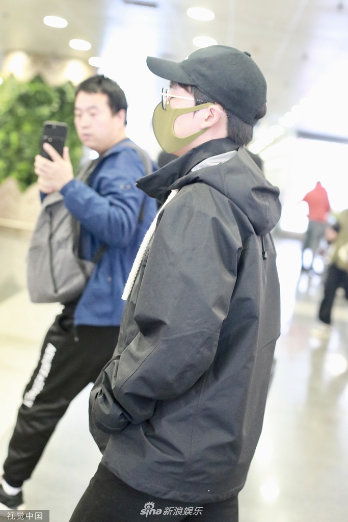 11月4日,郭麒麟亮相北京机场,头戴棒球帽和口罩的他,低调十足,戴着黑