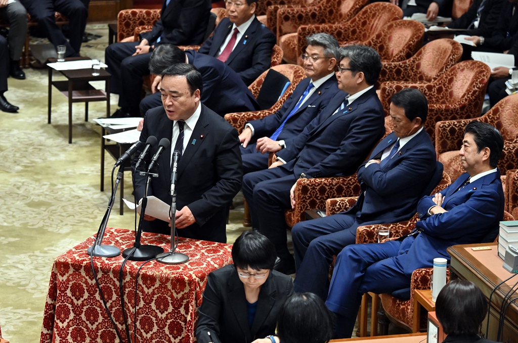 日本参议院预算委员会会议,一位在野党议员发言途中,首相安倍晋三用