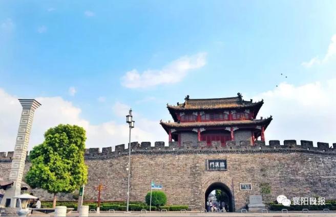 郭靖黄蓉雕像落地襄阳引争议专家呼吁十几次工程搁浅数次