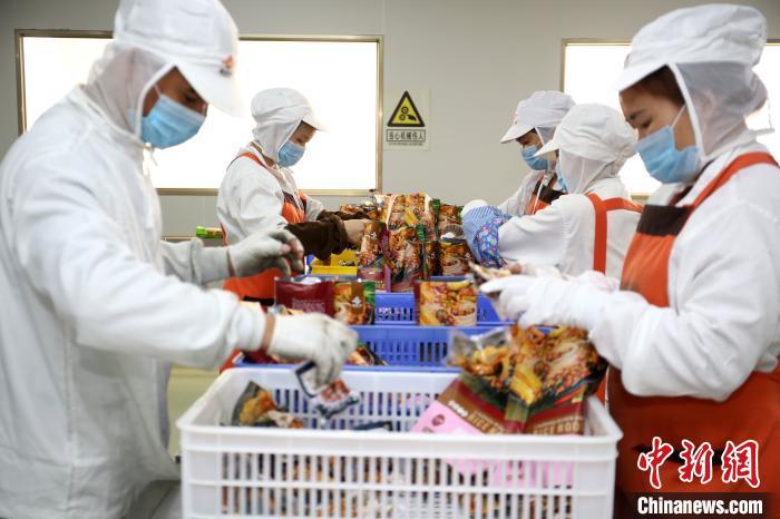 广西螺状元食品科技股份有限公司包装车间,工人正在包装螺蛳粉.