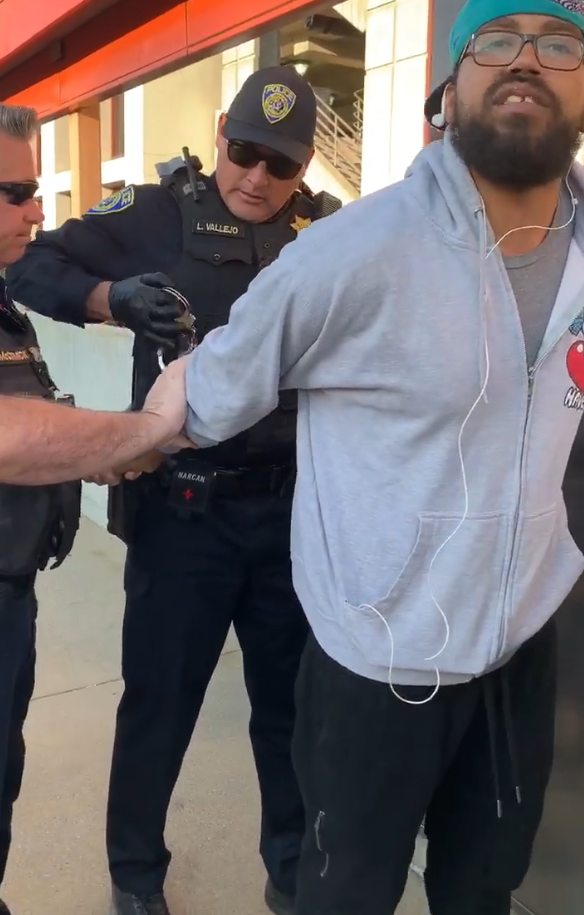 美国黑人男子站台上吃三明治 被4名警察戴手铐押走