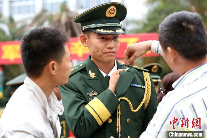 武警广西总队柳州支队44人晋升 家属帮换新警衔