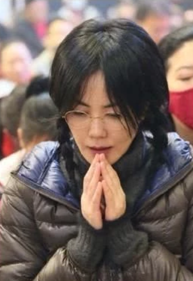 李嫣晒麻花辫造型与妈妈王菲同款造型比美