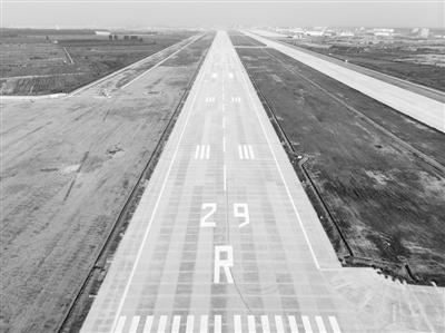 图为北京大兴国际机场跑道视觉中国
