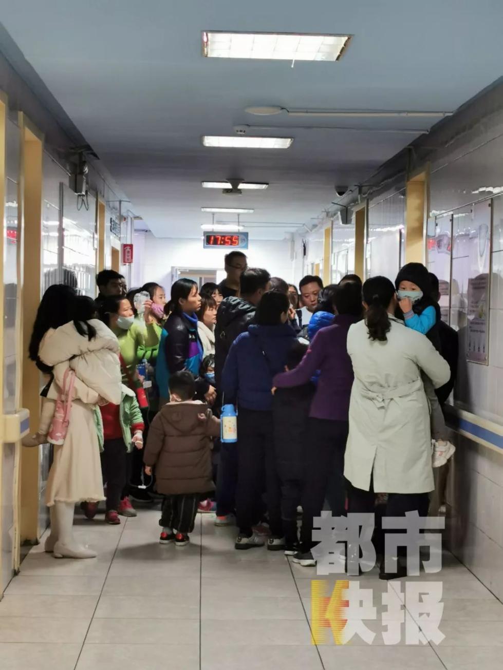 孩子都咋了?西安多家医院儿科门诊排长队,家长警惕