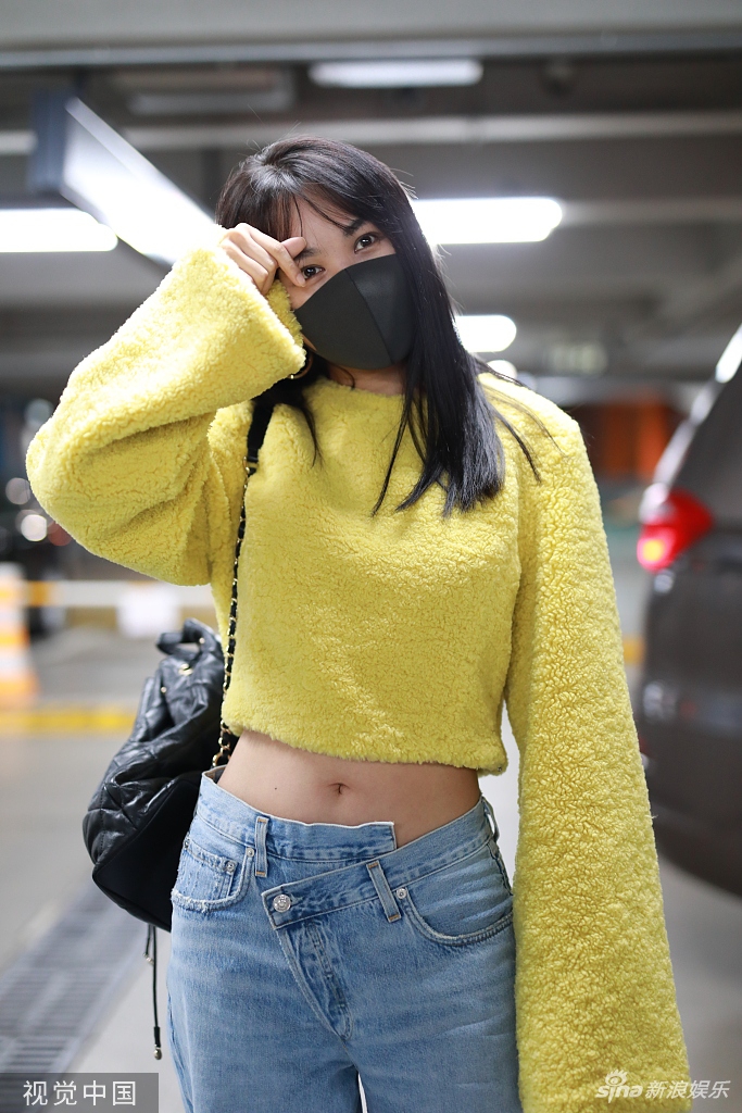 李菲儿穿露脐装秀腰线 长发飘逸戴金耳环尽显时尚感