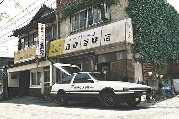 周杰伦在《头文字d》中开着一辆印着"藤原豆腐店"的ae86车