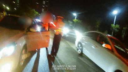 神反转!男子被警察追到家门口 不慌不忙打开门警察吓得撒腿就跑(最新发布)