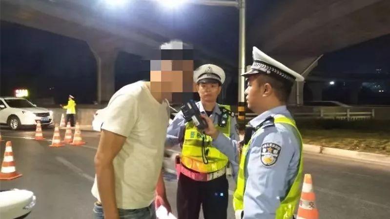神反转!男子被警察追到家门口 不慌不忙打开门警察吓得撒腿就跑(最新发布)