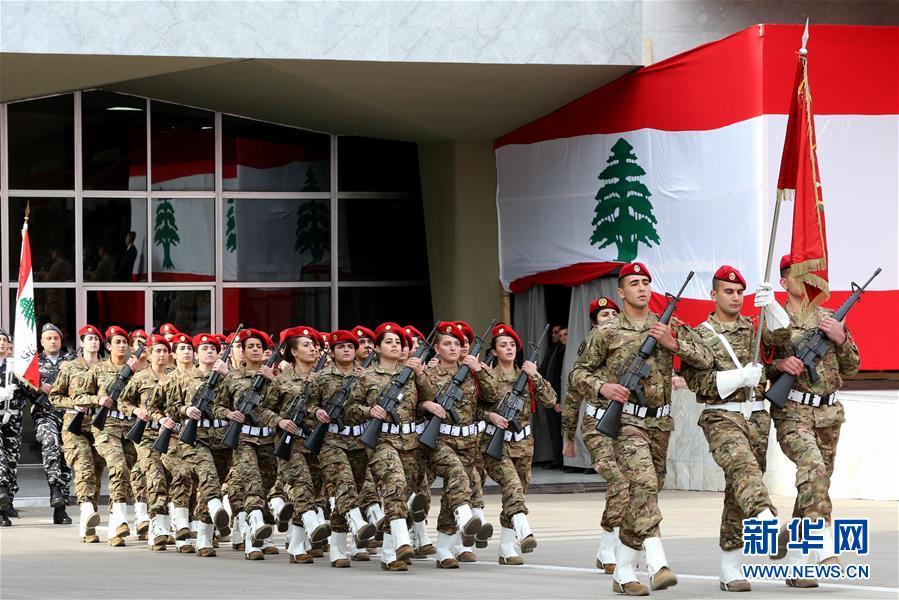 11月22日,在黎巴嫩巴卜达地区,黎巴嫩士兵参加阅兵式.