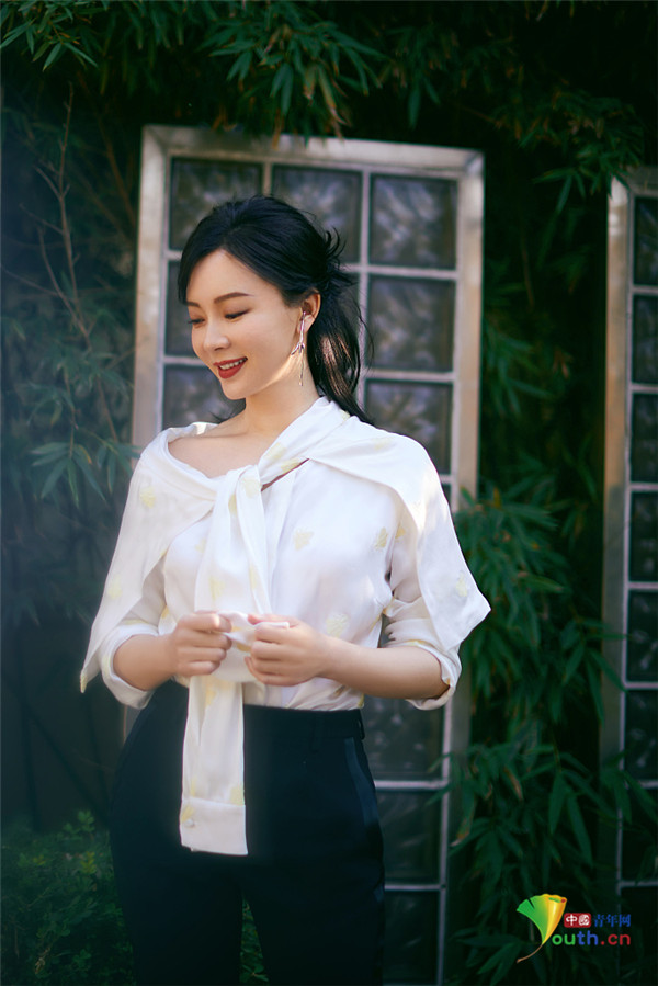 陈数穿露肩衬衫锁骨吸睛站姿随性优雅高级感爆棚