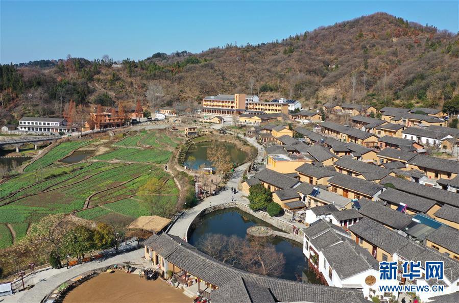 田铺大塆位于河南省新县田铺乡,坐落在大别山青龙岭山下.