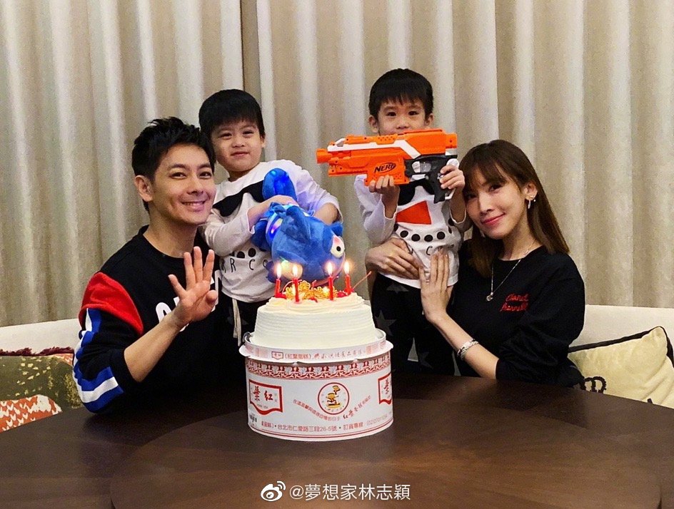 林志颖晒全家福为双胞胎儿子庆生kimi哥哥掌镜超温馨
