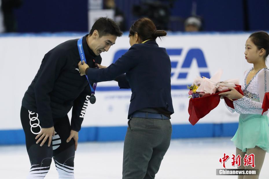 短道速滑世界杯武大靖摔倒摘银冲线后痛苦倒地