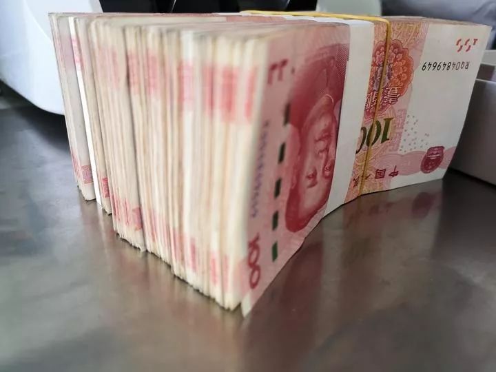 垃圾分类捡到手提包,浙江女子打开一看:一捆捆的现金!