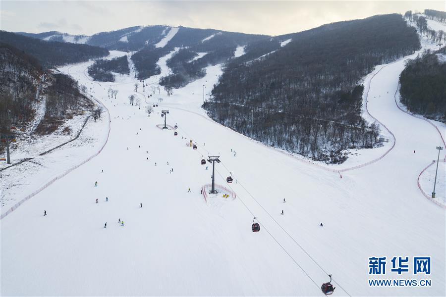 空中俯瞰吉林市万科松花湖度假区滑雪场(12月13日无人机拍摄).