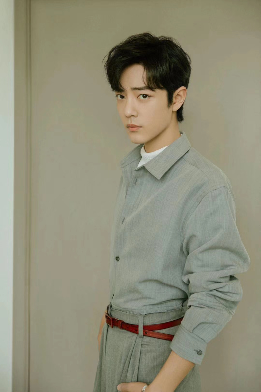 肖战身着工装连体裤,帅气十足!