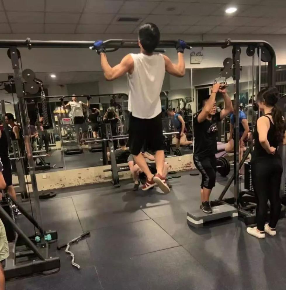 让他平时的科研工作更有精力,也让他从文弱书生变成了六块腹肌的健身