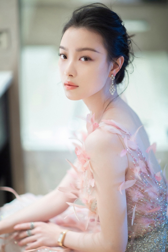 倪妮粉色羽毛长裙似优雅天鹅 秀光洁美背表情活泼灵动