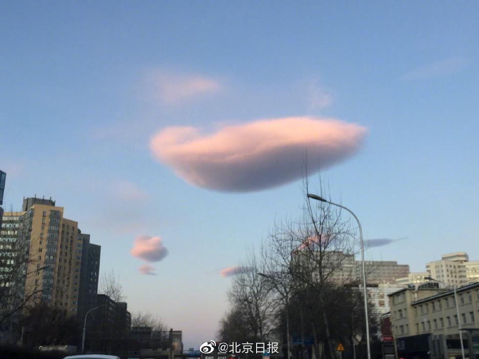北京天空现"云ufo" 中间厚边缘薄好似豆荚(图)