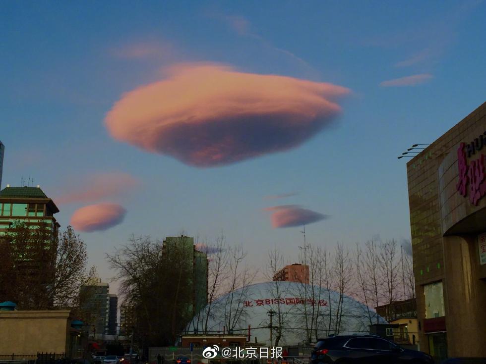 北京天空现"云ufo" 中间厚边缘薄好似豆荚(图)