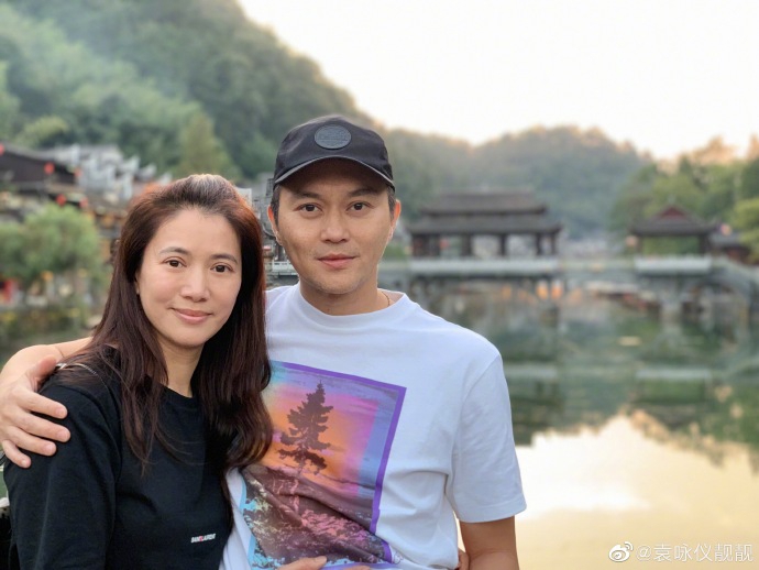 张智霖为老婆拍照袁咏仪嘟嘴吹雪逆龄十足