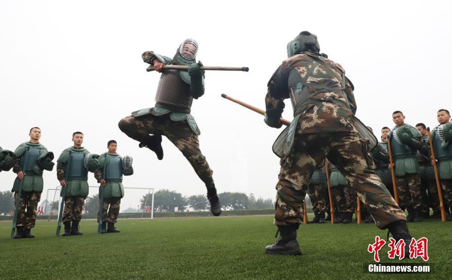 武警四川总队宜宾支队战士们进行刺杀对抗训练.李华时 摄