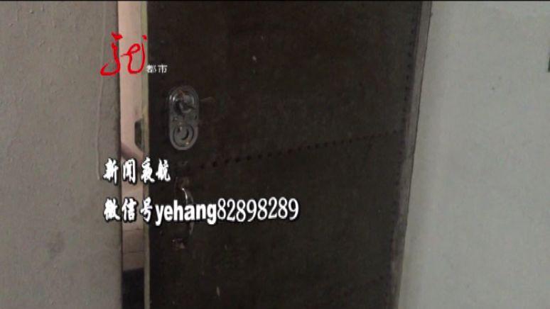 老人家中锁眼三次被胶水堵住，开锁师傅都看不下去了