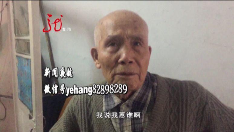 老人家中锁眼三次被胶水堵住，开锁师傅都看不下去了