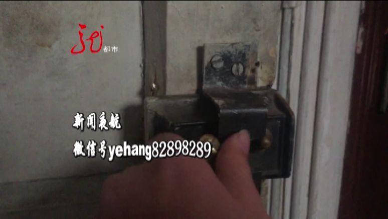 老人家中锁眼三次被胶水堵住，开锁师傅都看不下去了