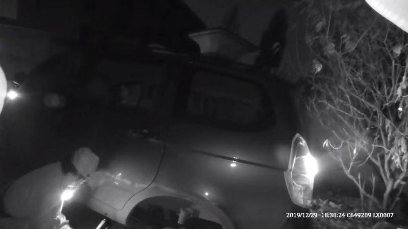 让你挪车不挪？ 70岁奶奶亲自动手，卸了对方轮胎