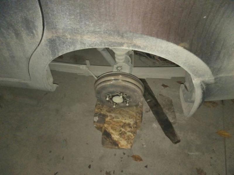 让你挪车不挪？ 70岁奶奶亲自动手，卸了对方轮胎