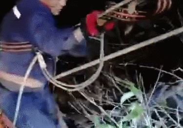 180斤男子开车坠入百米悬崖之后一幕比电影都震撼