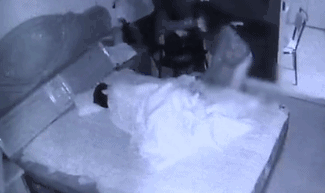 75岁老太遭保姆虐打，鞋底子啪啪抽！