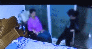 75岁老太遭保姆虐打，鞋底子啪啪抽！