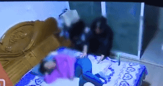 75岁老太遭保姆虐打，鞋底子啪啪抽！