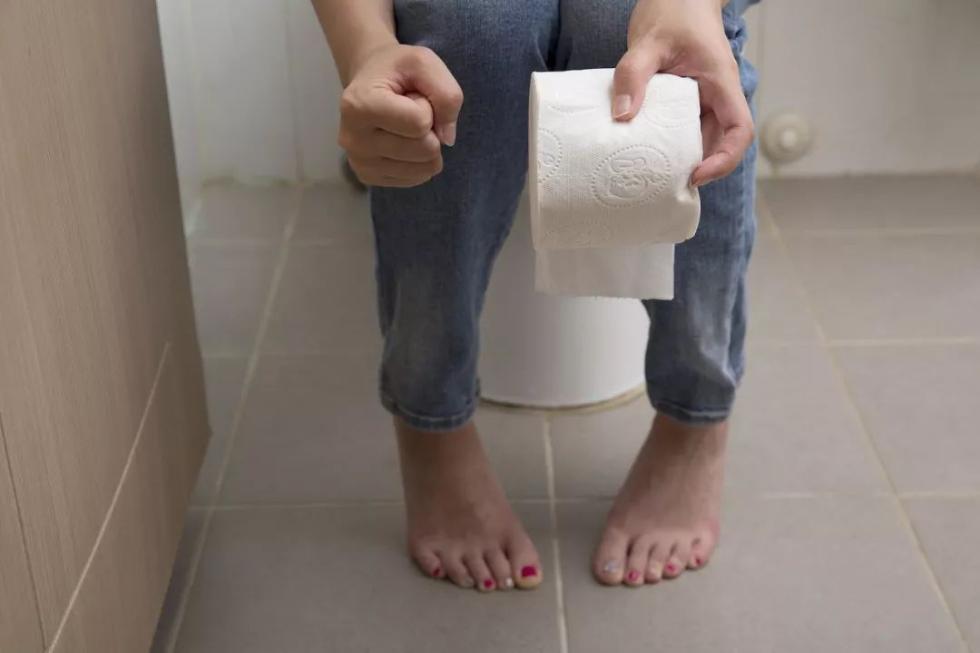 男子上厕所太用力猝死