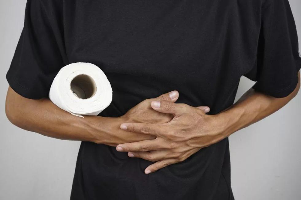 男子上厕所太用力猝死