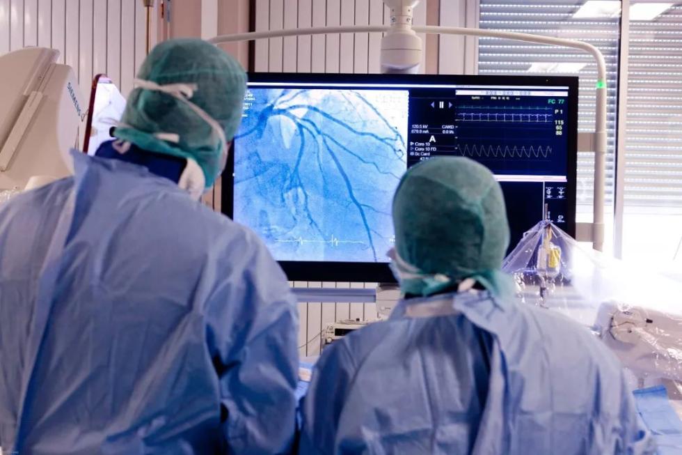 男子上厕所太用力猝死