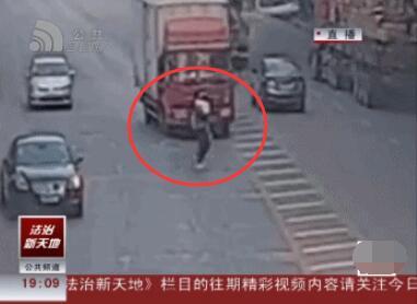 大连:父亲抱娃横穿马路,货车撞倒二人压过去