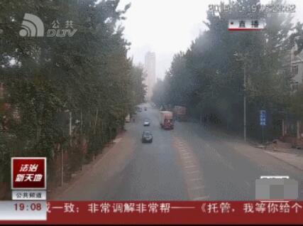 大连:父亲抱娃横穿马路,货车撞倒二人压过去