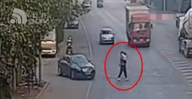 大连:父亲抱娃横穿马路,货车撞倒二人压过去