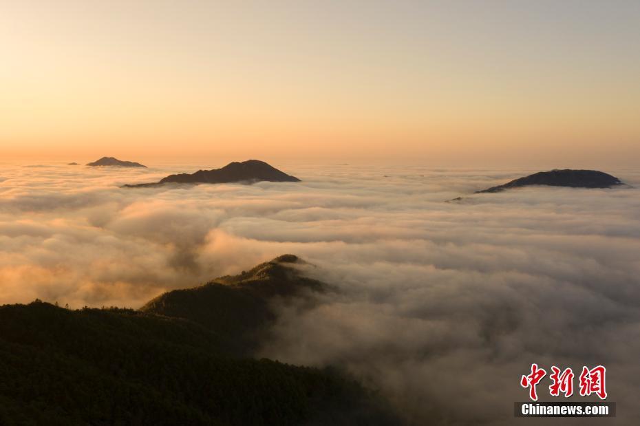 航拍江西崇义阳岭之巅云海雾凇景观