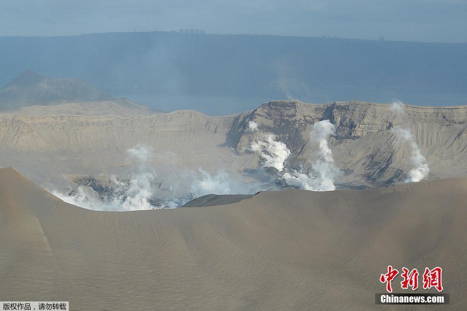 菲律宾塔阿尔火山发出微弱蒸汽 当局警告居民别回家
