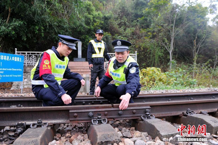 广西南宁铁路公安处民警陆日峰(右一)和同事一起巡查中越国际铁路广西