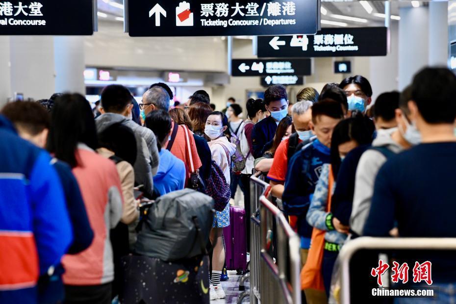 香港市民旅客戴口罩进出高铁站