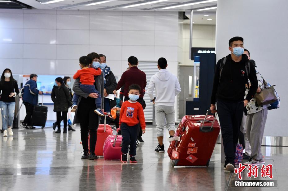 香港市民旅客戴口罩进出高铁站