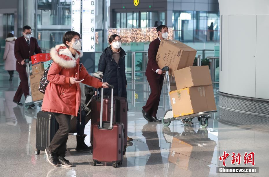 北京大兴国际机场旅客戴口罩出行
