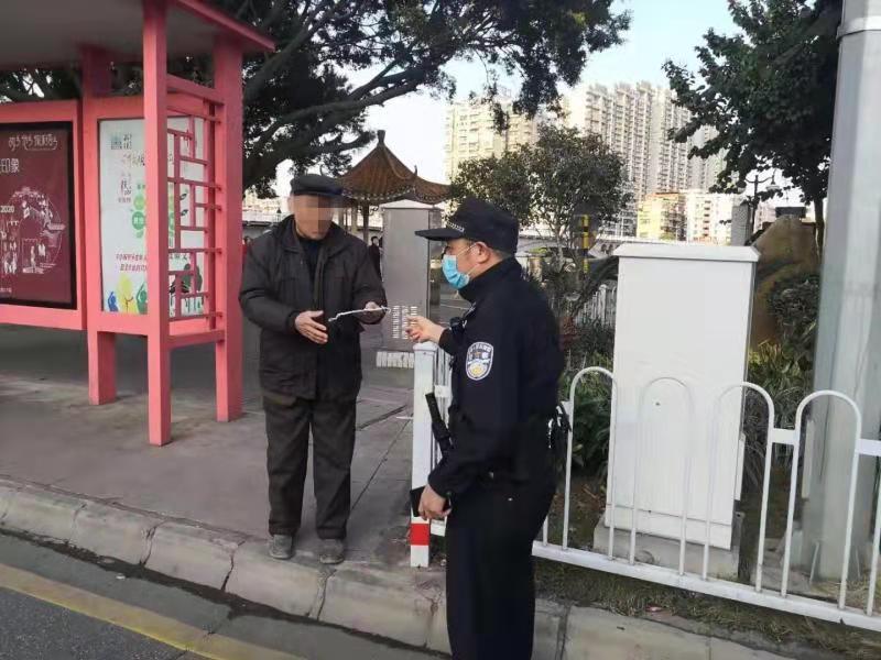 七旬老人口罩_老人戴口罩